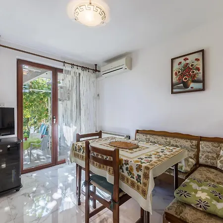 2 Bedroom Lovely Apartment In Pula Exterior photo