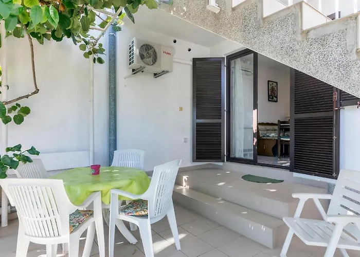 2 Bedroom Lovely Apartment In Pula