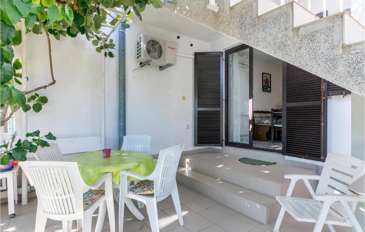 Apartment 2 Bedroom Lovely In *