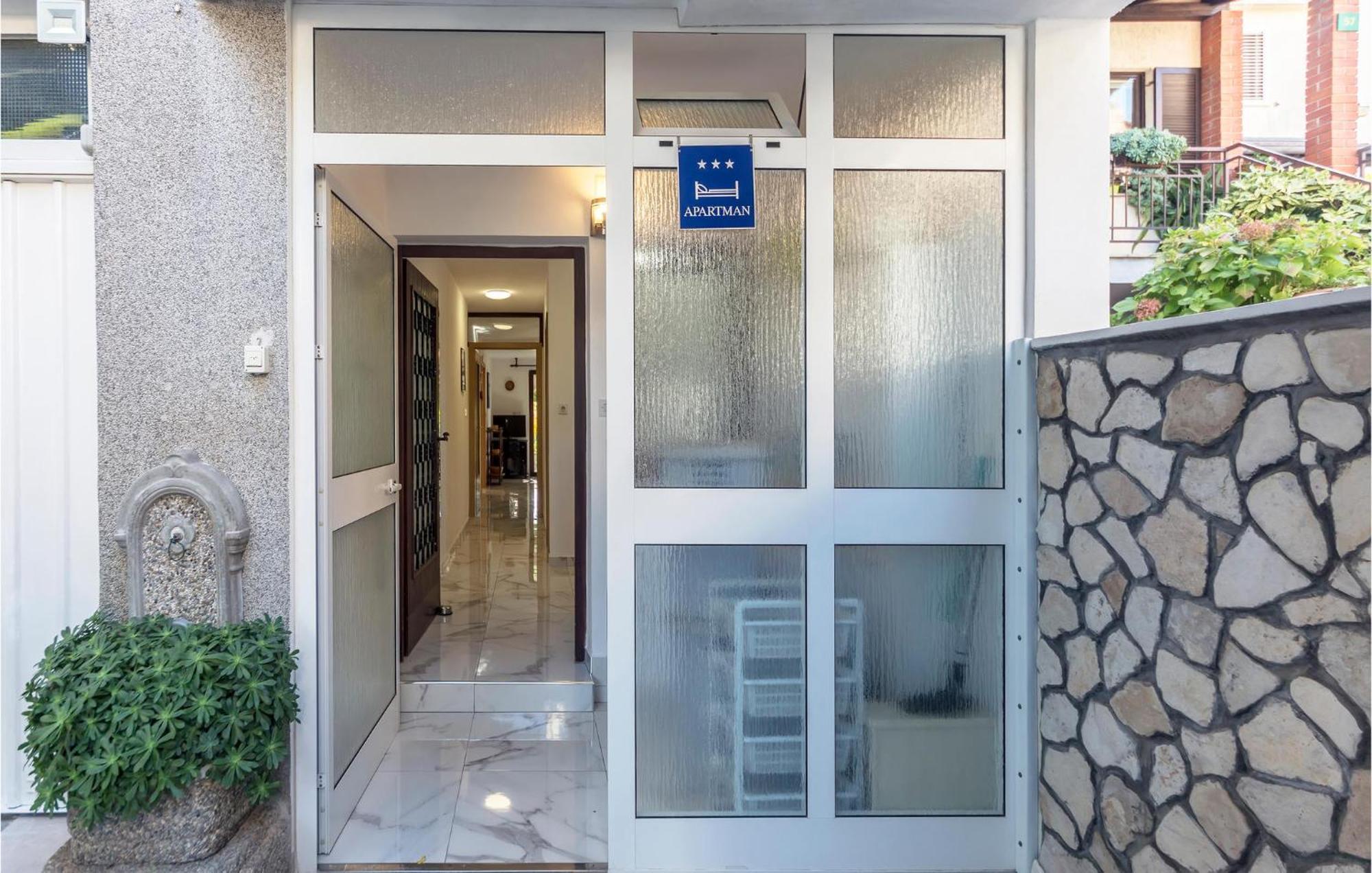 Apartment 2 Bedroom Lovely In