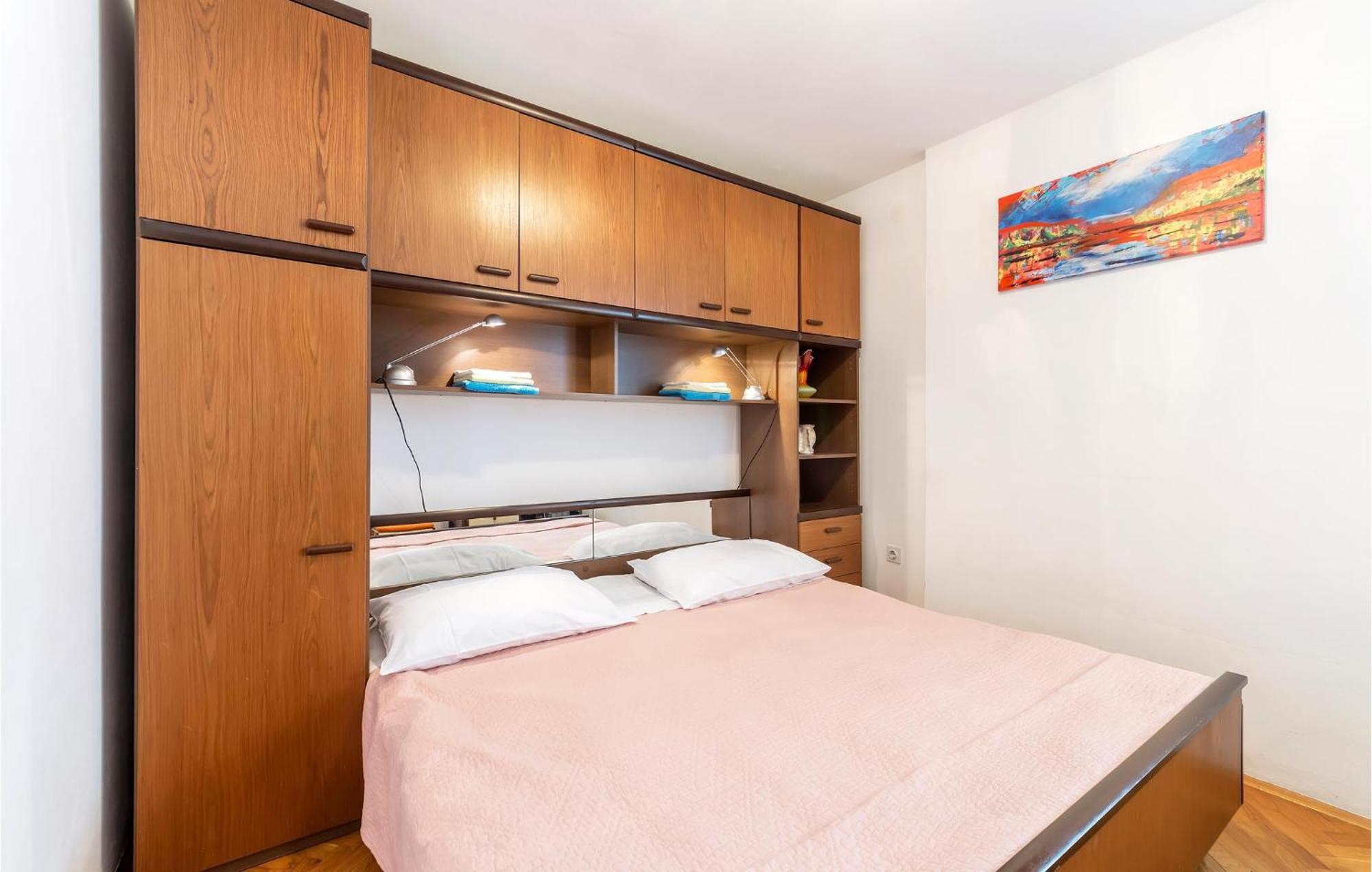 2 Bedroom Lovely In Apartment *