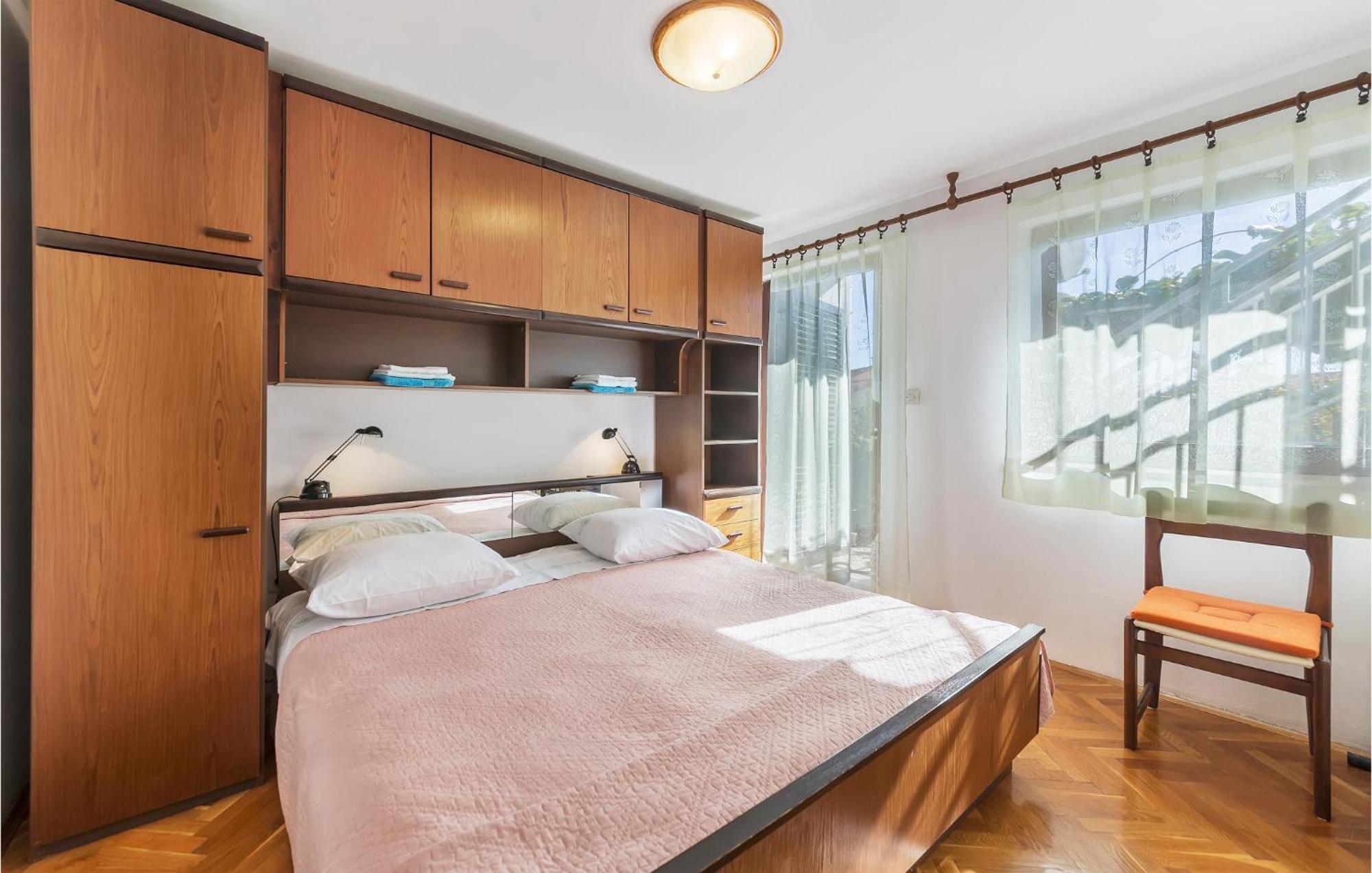 2 Bedroom Lovely In Apartment