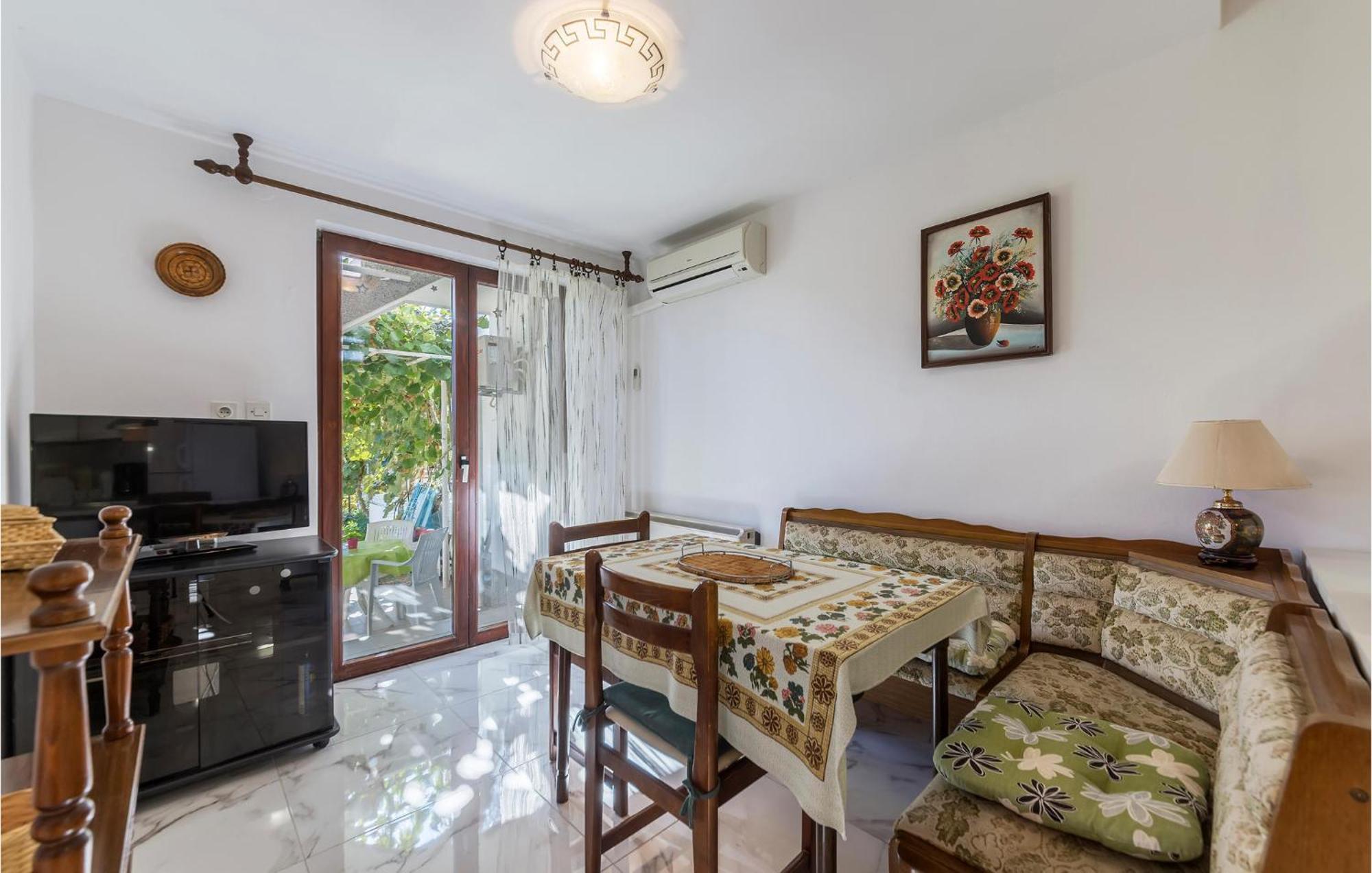 Apartment 2 Bedroom Lovely In