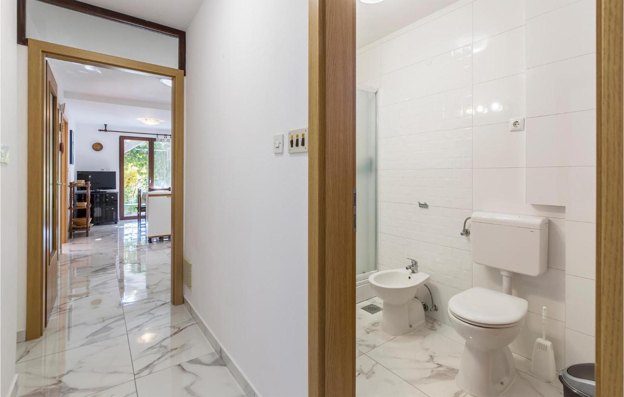 2 Bedroom Lovely In Apartment