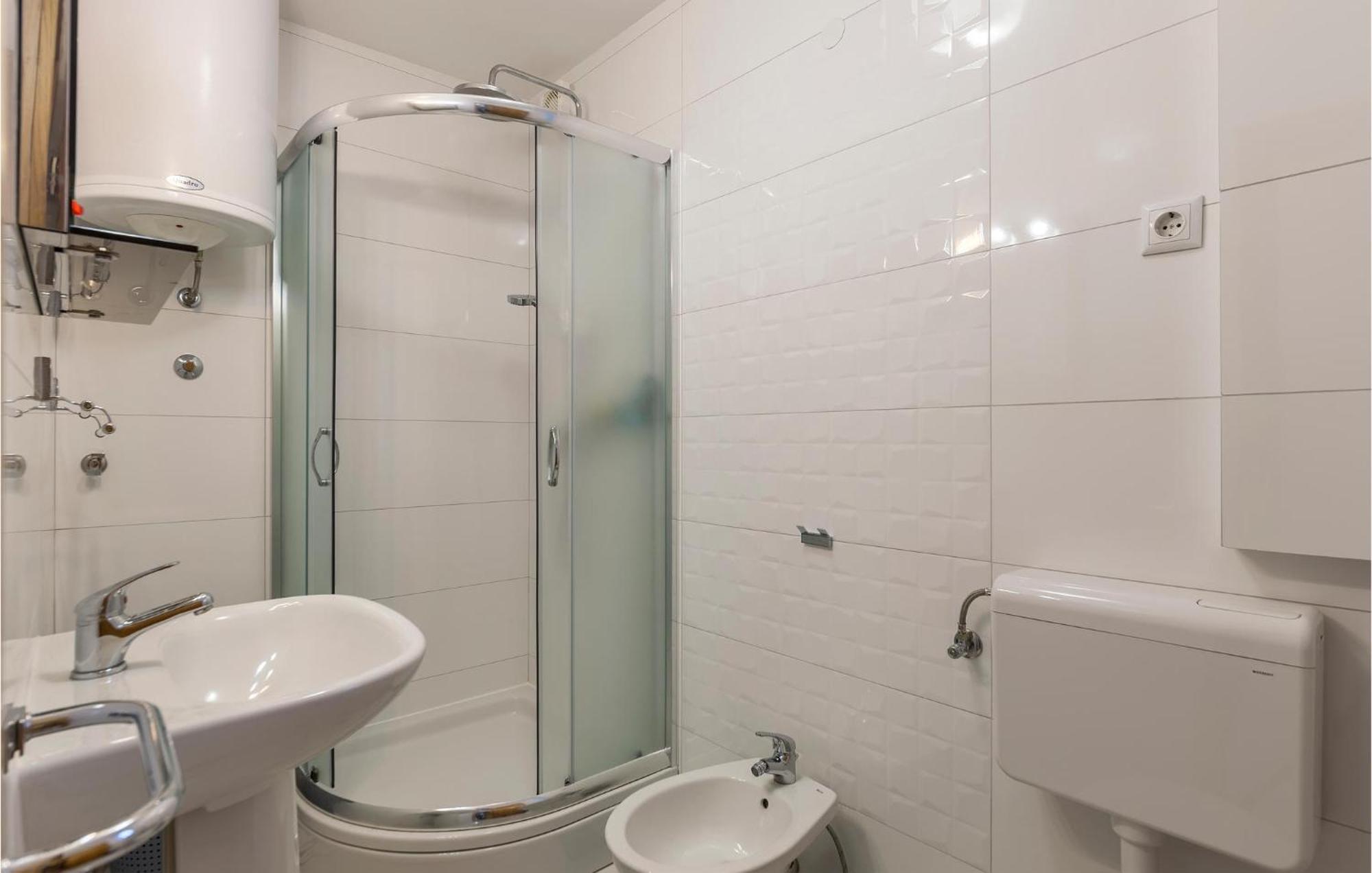 2 Bedroom Lovely In Lägenhet Pula